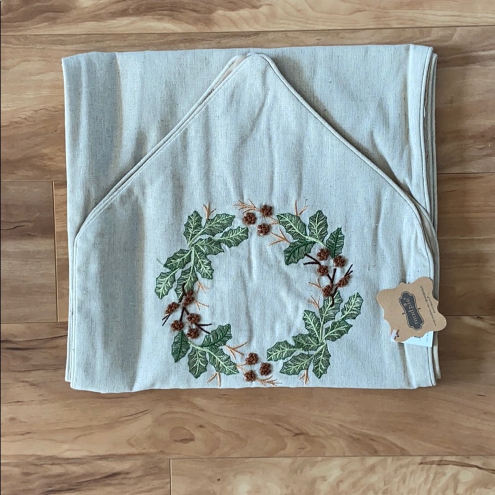 Mud Pie Pine Cone Table Runner